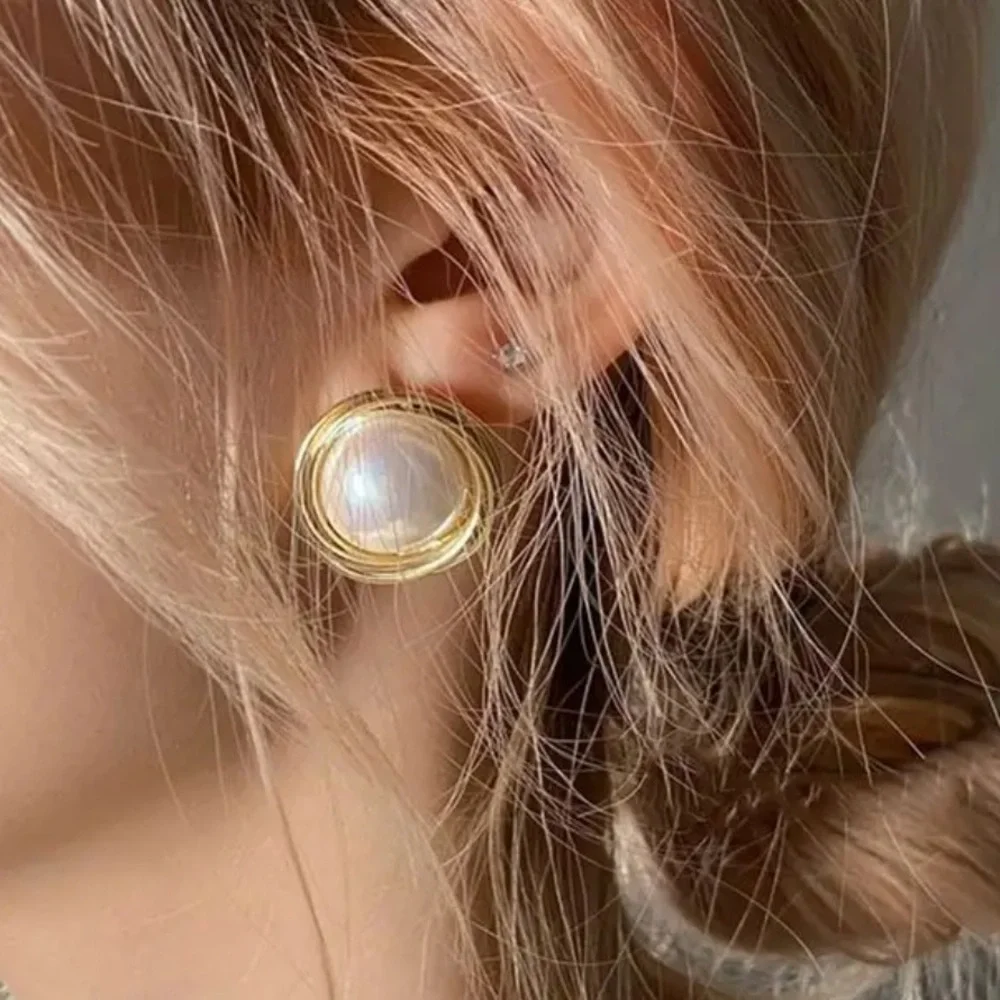 NWOT Veda Pearl Gold Post Statement Earrings